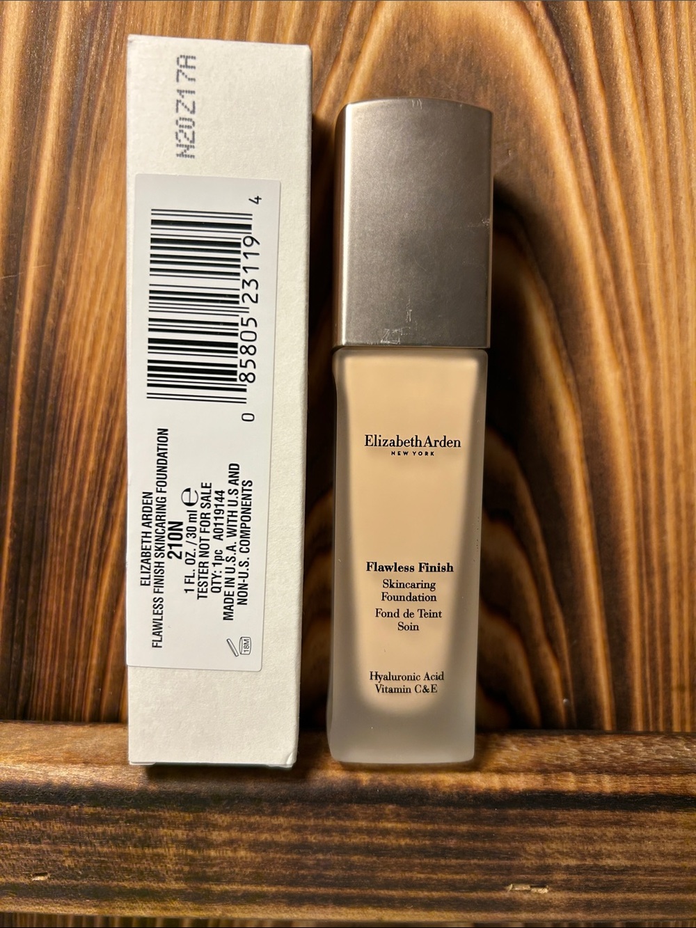 Elizabeth Arden Flawless Finish Skincaring Foundation - Light / Natural